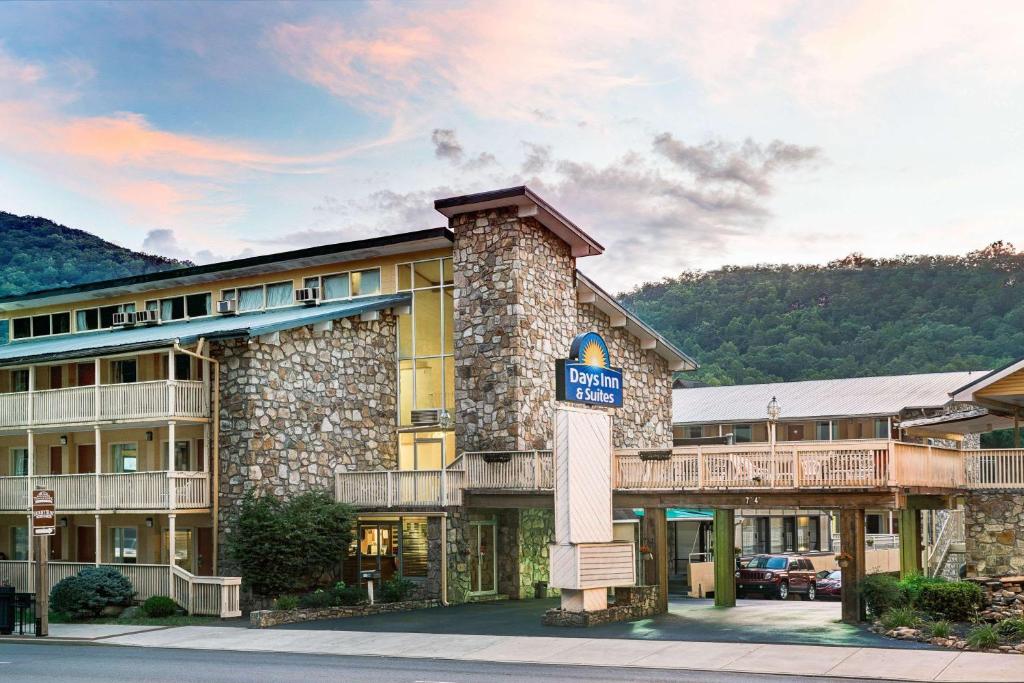 Days Inn & Suites by Wyndham Downtown Gatlinburg Parkway Main image 1